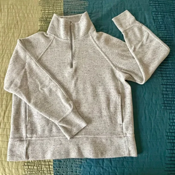 Super cute and functional grey 🩶 Nike sweater - Picture 2 of 6